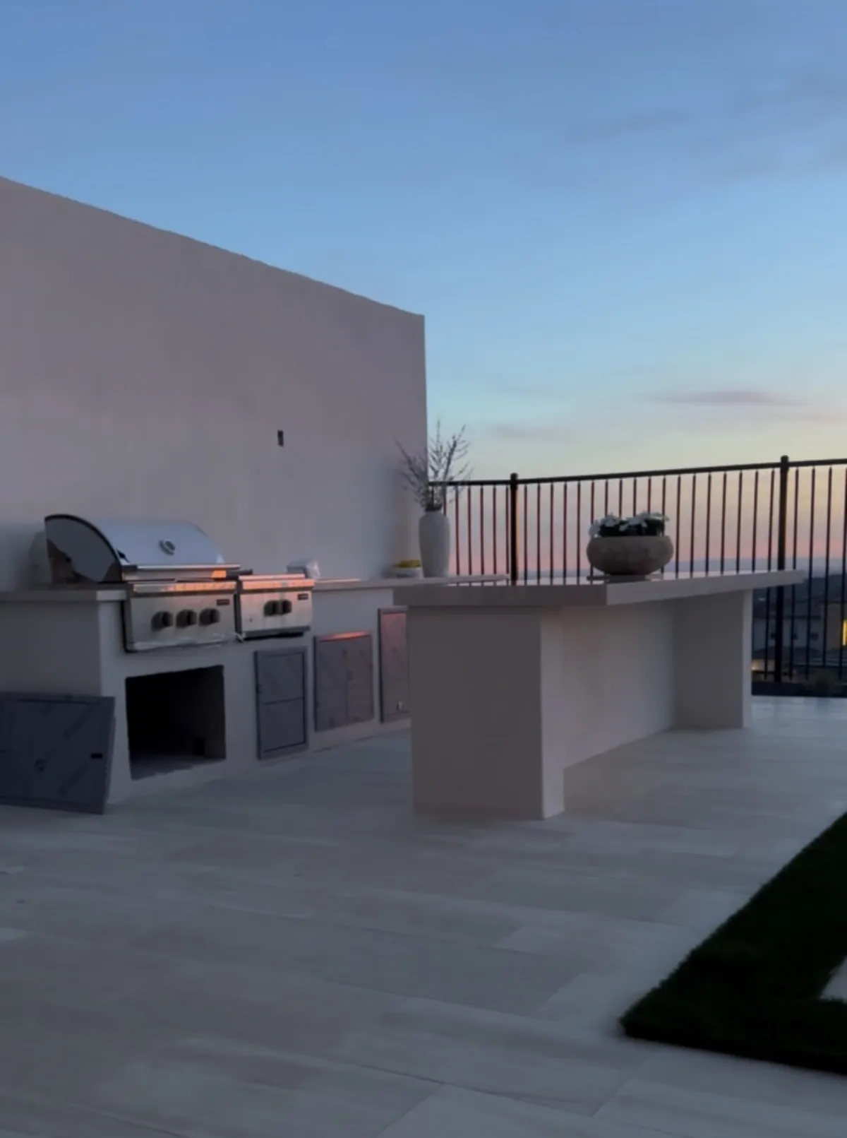 Outdoor kitchen built in grill bar by Pinnacle Pools and Landscape, Sacramento CA