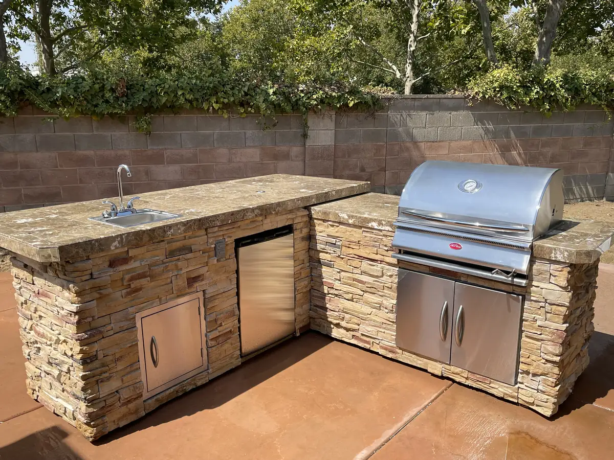 Outdoor kitchen stone veneer grill island by Pinnacle Pools and Landscape, Sacramento CA
